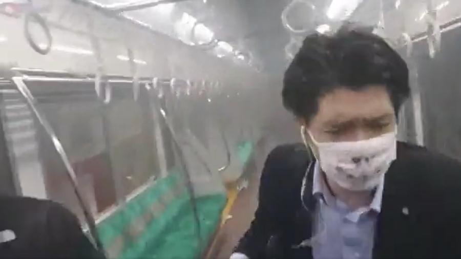 Passageiro correndo dentro do vagão de um trem da linha Keio em uma estação no subúrbio oeste da capital - redes sociais