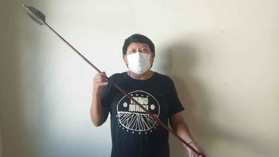 O líder yanomami Davi Kopenawa mostra a flecha de um grupo indígena isolado que, segundo a denúncia, foi atacado por garimpeiros na Terra Indígena Yanomami, em Roraima - Associação Hutukara Yanomami