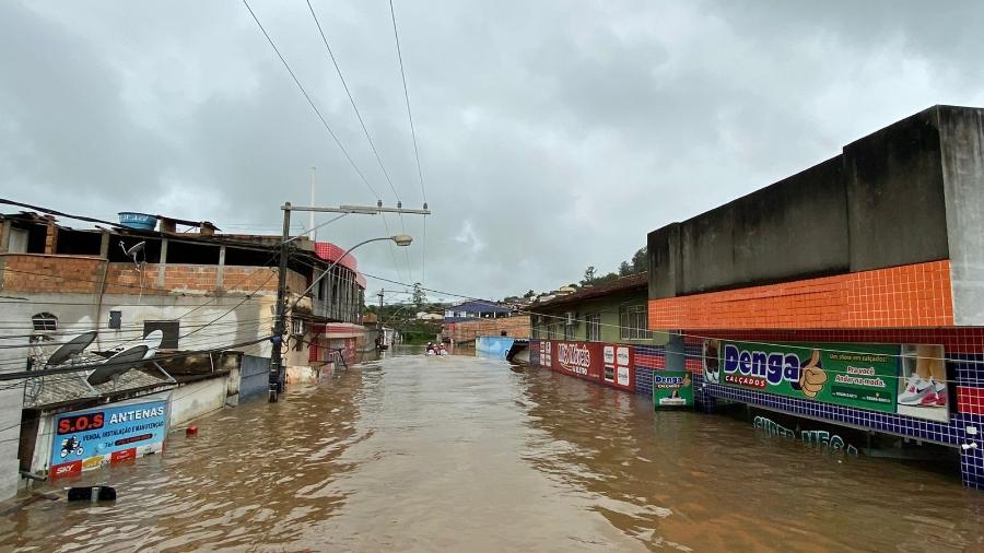 Enchente submergiu área central de Medeiros Neto, no sul da Bahia - Ricardo Fonseca