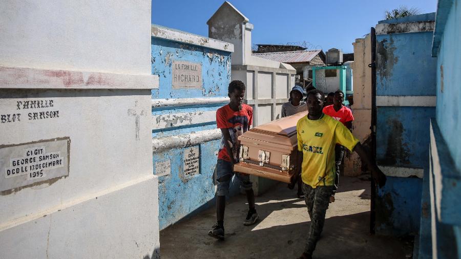 Enterro de vítima da explosão do tanque de gás no Haiti - Richard Pierrin / AFP