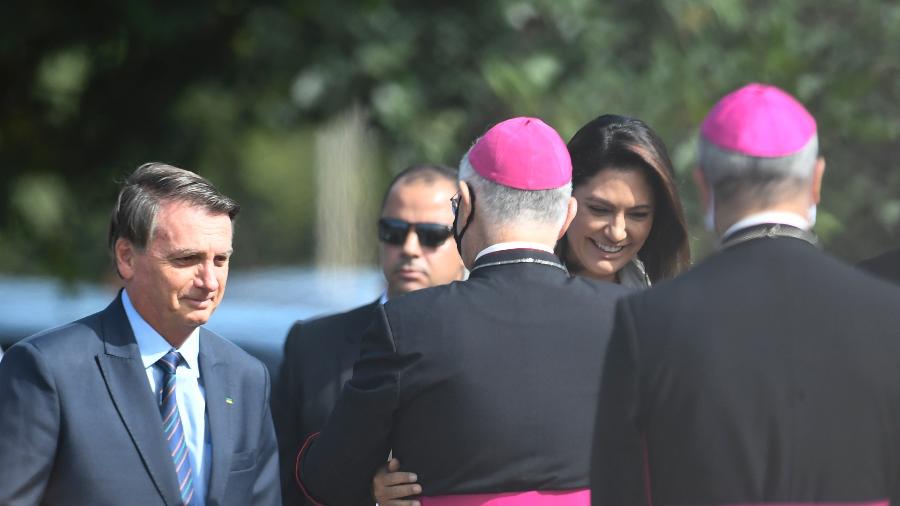 27.jan.2022 - Bolsonaro e Michelle chegam para celebração de missa de sétimo dia de falecimento de Olinda Bolsonaro - Mateus Bonomi/AGIF/Estadão Conteúdo