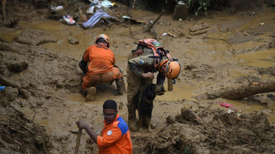 Bombeiros fazem buscas por desaparecidos em deslizamentos de terra causados pela chuva em Petrópolis  - Lucas Landau/UOL