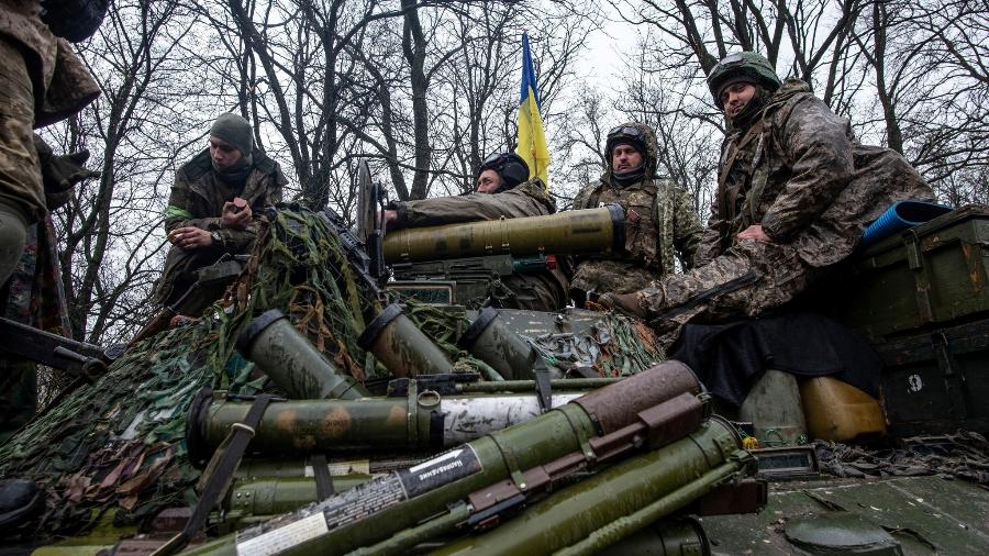19.abr.22 - Militares ucranianos sentam em cima de um veículo de combate blindado, enquanto o ataque da Rússia à Ucrânia continua, em um local desconhecido no leste da Ucrânia - UKRAINIAN GROUND FORCES/REUTERS
