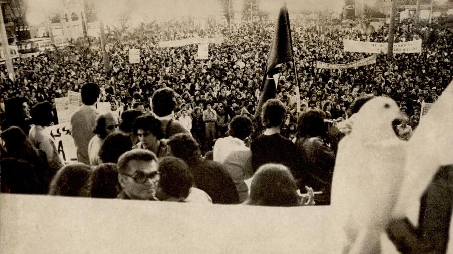 Pomba pousa sobre faixa durante ato em favor da anistia a exilados e presos políticos, na praça da Sé, em São Paulo, em 21 de agosto de 1979 - Jorge Araújo/Folhapress