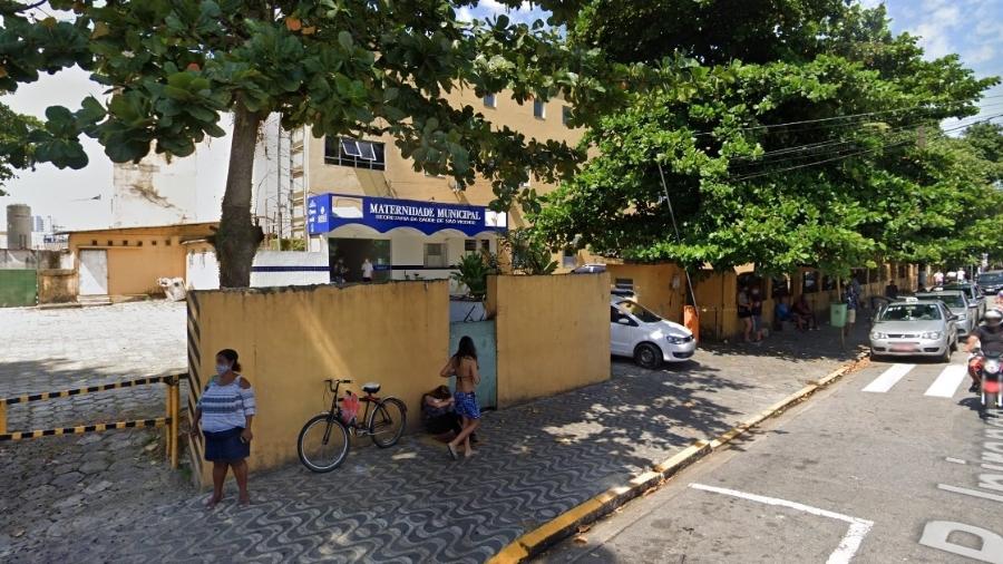 Mulher deu entrada em hospital de São Vicente e exame mostrou que ela não teria dado à luz criança - Google Street View/Reprodução