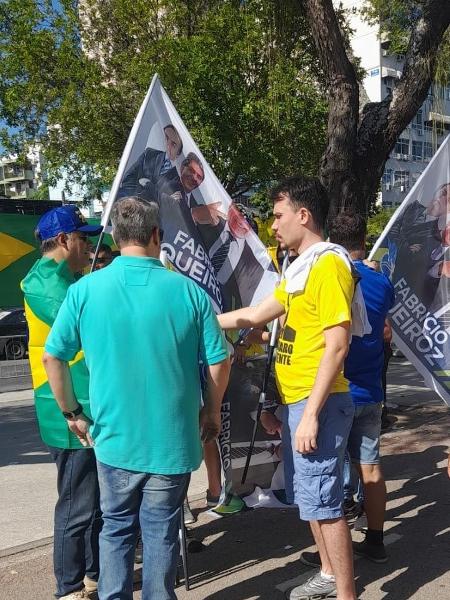 Apoiadores de Fabrício Queiroz, ex-assessor de Flávio Bolsonaro, esperando pelo candidato a deputado, que não apareceu - Matheus de Moura/UOL