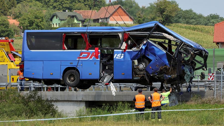 Um guindaste remove o ônibus que transportava poloneses e se envolveu em acidente na Croácia - ANTONIO BRONIC/REUTERS