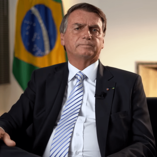 OUTDOOR BOLSONARO  Justiça determina retirada em 48 horas