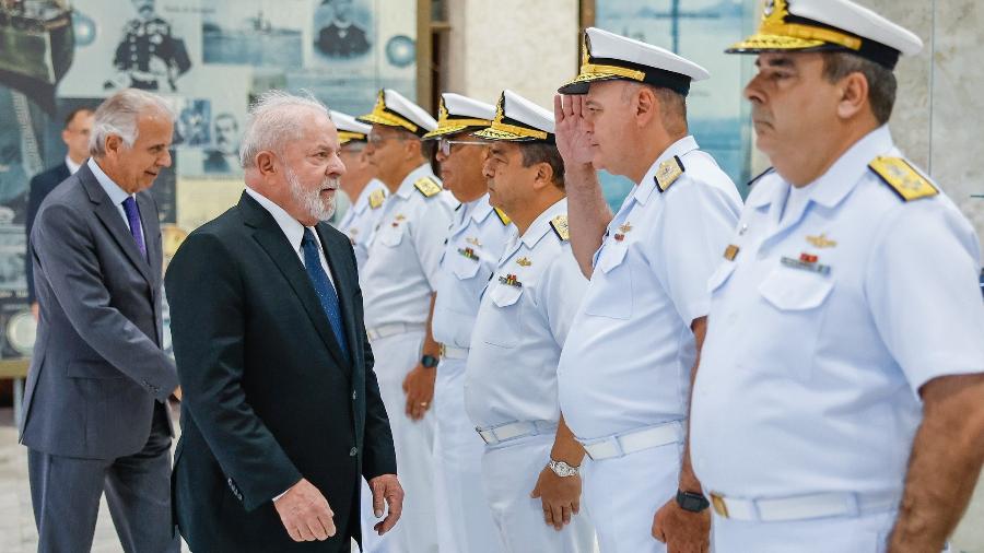 Lula e o ministro Múcio (Defesa) em visita à Marinha para encontrar o comandante Marcos Sampaio Olsen e outros almirantes - Ricardo Stuckert/PR
