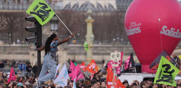 Protestos continuaram na França, depois de Emmanuel Macron aprovar a reforma previdenciária sem votação de deputados