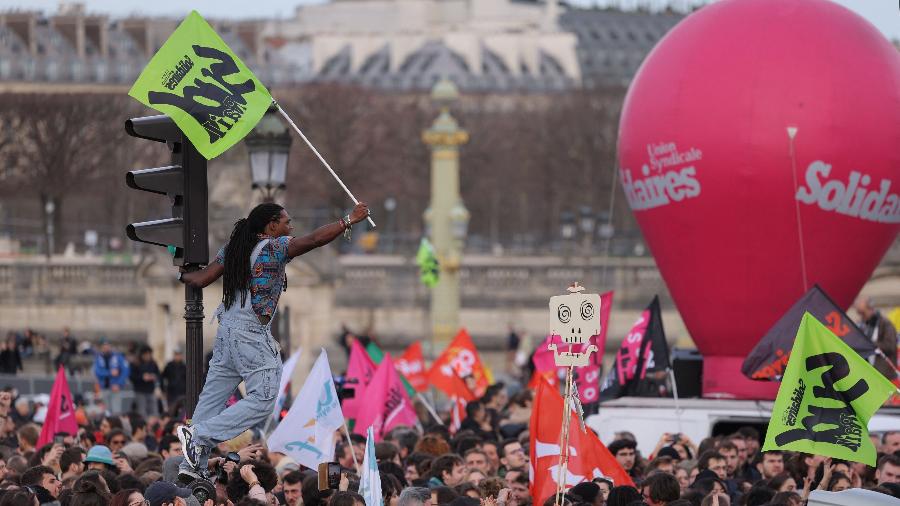 Os protestos continuaram na França, mesmo após Emmanuel Macron aprovar a reforma sem votação de deputados - Thomas Samson/AFP