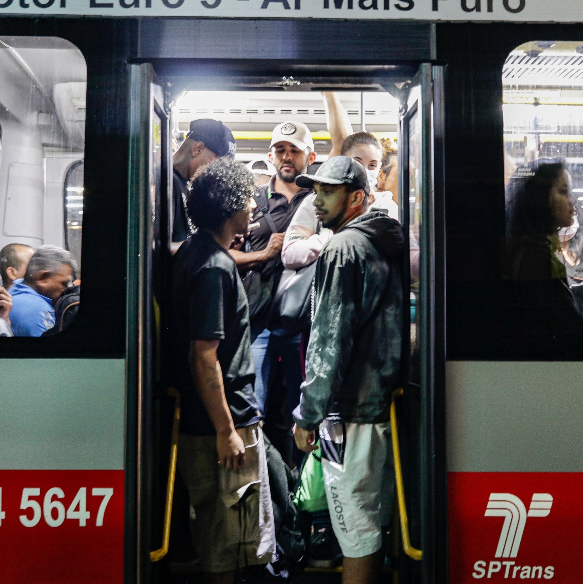 Estudantes no sul da Bahia enfrentam transporte escolar lotado