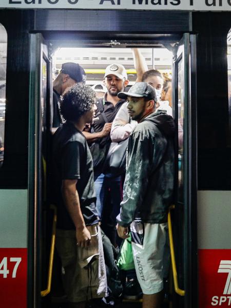 23.mar.2023 -  Passageiros enfrentam ônibus lotado na estação Tatuapé do Metrô