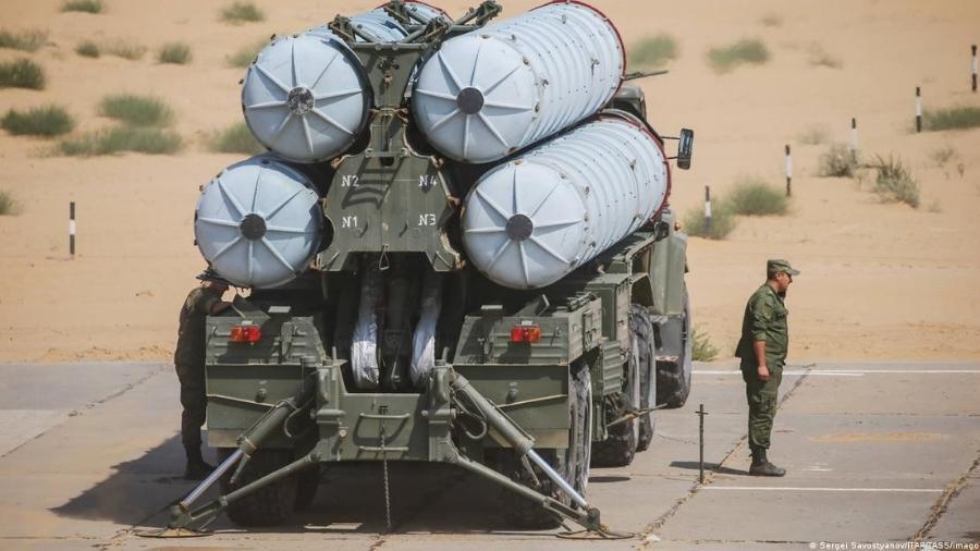 Ucrânia utiliza sistemas antiaéreos da era soviética, como o S-300, para interceptar bombas teleguiadas russas - Sergei Savostyanov/ITAR/TASS/imago