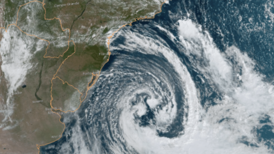 Ciclone extratropical na costa do Brasil - Reprodução / Wikimedia Commons / Nesdis/Noaa
