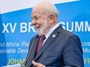 Brasil evitará politizar desdolarização no Brics, mas não abandona objetivo