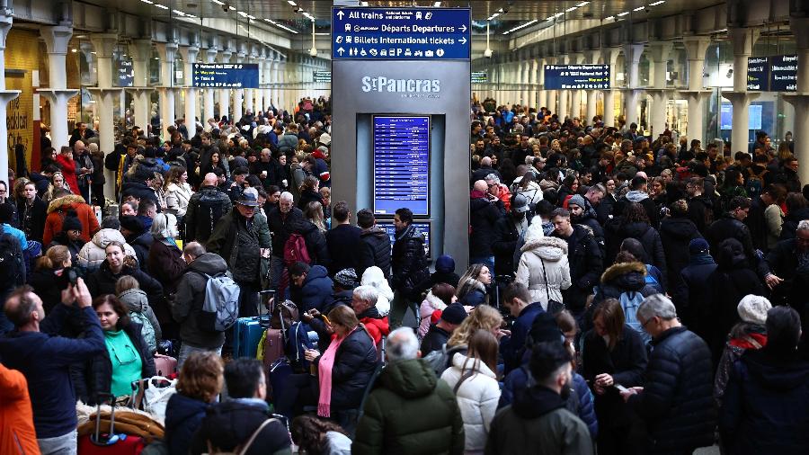Passageiros aguardam notícias sobre as partidas do Eurostar na estação St Pancras, em Londres, após a interrupção de serviços em razão de inundações