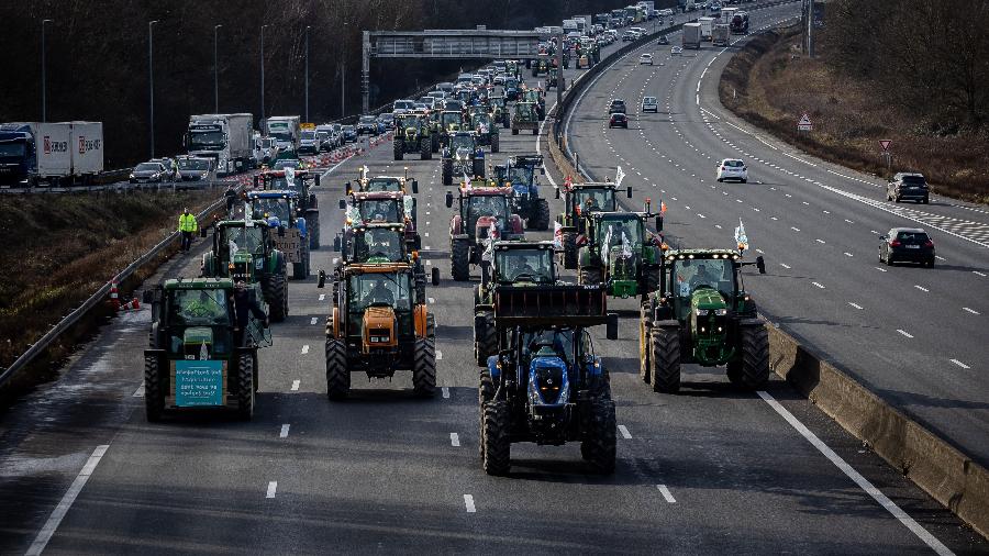 Agricultores franceses bloqueiam pistas com seus tratores durante protesto em Longvilliers, perto de Paris, em 29 de janeiro