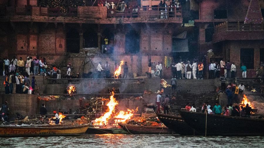 Cremações em Varanasi, às margens do Ganges, Índia