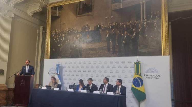 No congreso da Argentina, os deputados Eduardo Bolsonaro, Marcel Van Hatten, Julia Zanatta, Rodrigo Valadares e Celeste Ponce