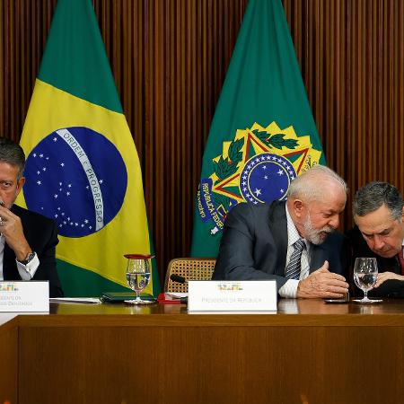 Os três Poderes estão envolvidos na questão das emendas. Na foto, presidentes da Câmara, Arthur Lira, da República, Lula, e do STF, Luís Roberto Barroso