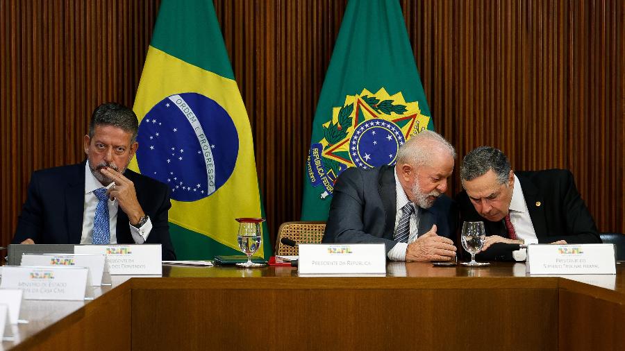 Lula, Lira e Barroso no Palácio do Planalto: articulação entre os três Poderes