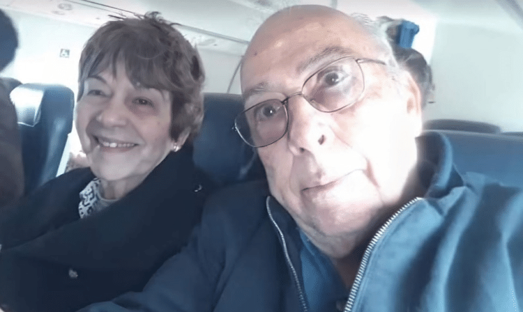 Casal em foto dentro de avião 