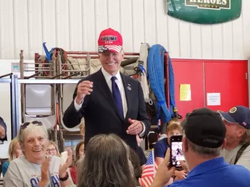 Biden é fotografado com boné da campanha de Trump durante evento