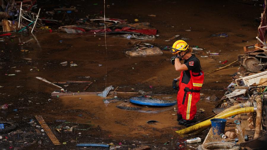 Bombeiro procura corpos em meio aos escombros após chuva forte na região de Valência, na Espanha - Manaure Quintero/AFP