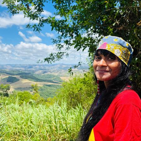 A guia turística Thaís Patrícia, na Serra da Barriga, em Alagoas. 2024.