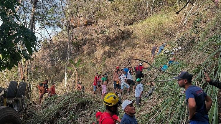 O veículo caiu numa ribanceira em área de mata, o que dificultou o trabalho de resgate