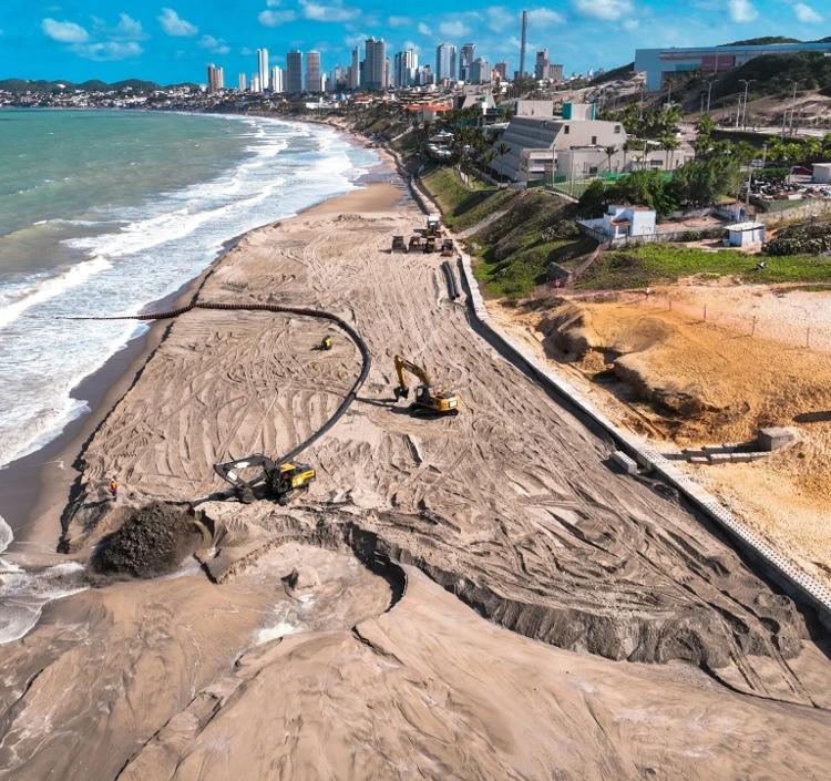 Obras de alargamento da praia de Ponta Negra