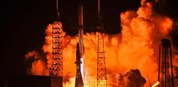 Empresa de Bezos coloca foguete em órbita e entra na briga com SpaceX