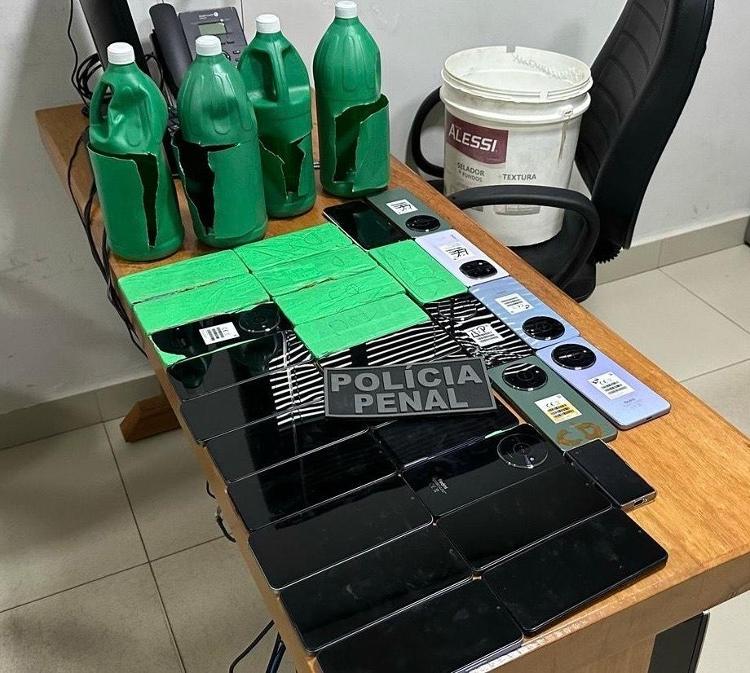 Polícia penal encontrou 29 celulares escondidos em quatro frascos de água sanitária Polícia penal encontrou 29 celulares escondidos em quatro frascos de água sanitária