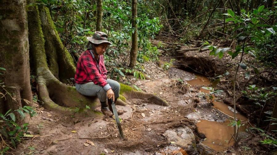 Quilombola mostra nascente de água que teria sido assoreada após após instalação da Brazil Iron Quilombola mostra nascente de água que teria sido assoreada após após instalação da Brazil Iron
