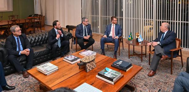 Pró-governo diz que gesto de Mauro Vieira abre ponte com oposição argentina em meio à crise com Milei