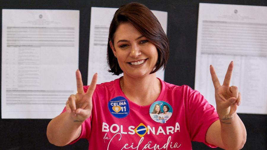 4.out.2026 - Michelle Bolsonaro posa para foto após voto em Brasília 4.out.2026 - Michelle Bolsonaro posa para foto após voto em Brasília