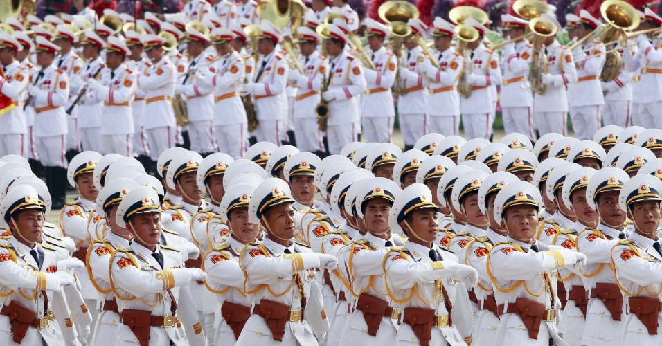 2.set.2015 - Oficiais da Marinha marcham durante uma parada marcando seu 70º Dia do Vietnã, em Hanói, no Vietnã
