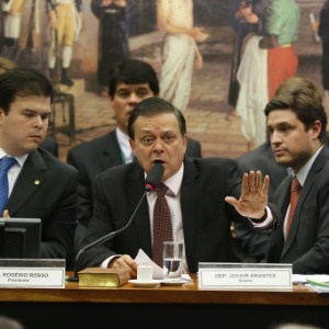 O deputado Jovair Arantes (PTB-GO, ao centro) apresentoua parecer favorável ao impeachment de Dilma - Pedro Ladeira/Folhapress
