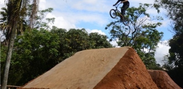 Ciclista salta em rampa construída pelos moradores de Itaim Paulista - Felipe Souza/BBC