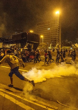 No final do protesto contra Michel Temer na noite deste domingo, policiais da Tropa de Choque da PM de SP lançaram bombas sobre os manifestantes. - Marlene Bergamo/folhapress