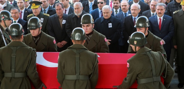 Militares carregam o caixão de um dos cinco soldados turcos mortos em ataque do Estado Islâmico na cidade síria de Al-Bab, em Ancara (Turquia) - Adem Altan/AFP