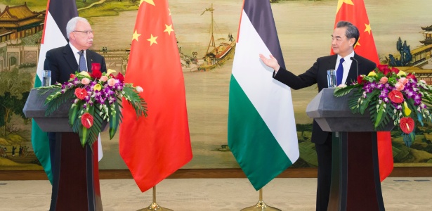 O chanceler chinês, Wang Yi (dir), e o chanceler palestino, Riyad al-Malki, falam com a imprensa após conversas em Pequim (China) - Cui Xinyu/Xinhua