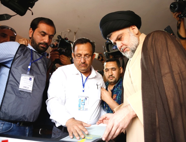 O clérigo e líder xiita iraquiano Muqtada al-Sadr vota na cidade de Najaf - Haidar Hamdani/AFP