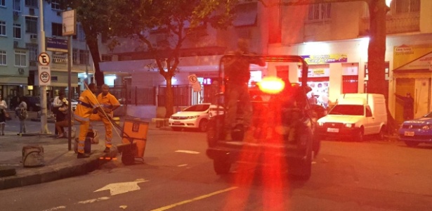Policiais do Bope levam suspeitos baleados na caçamba de carro da polícia no Leme - UOL