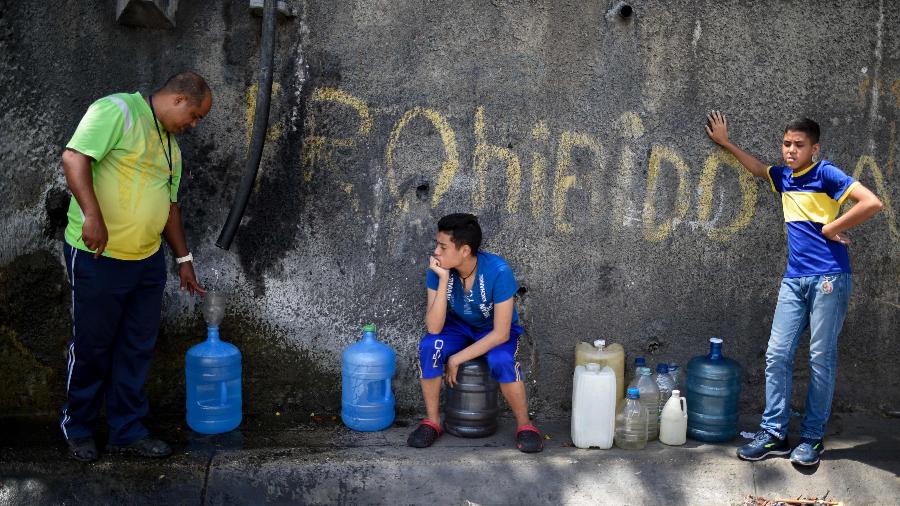 13.jun.2018 - Homem enche garrafa com água em montanha do Parque Nacional Wuaraira Repano, em Caracas (Venezuela) - Federico Parra/AFP