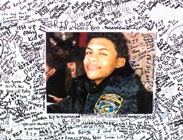 Mensagens escritas um cartaz em um memorial improvisado para Lesandro Guzman-Feliz, morto em Nova York - Demetrius Freeman/The New York Times