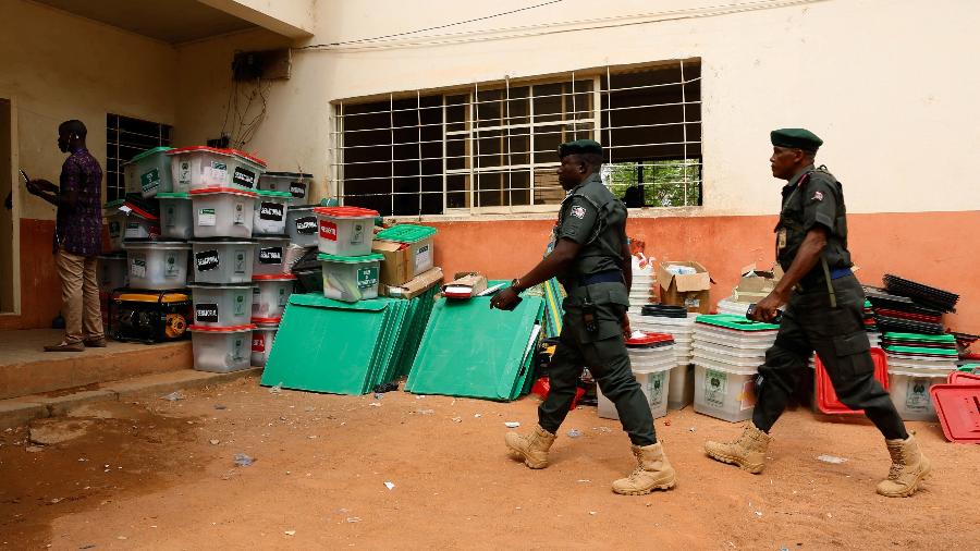 Policiais entram em sessão eleitoral na cidade de Yola, na Nigéria - Nyancho NwaNri/Reuters