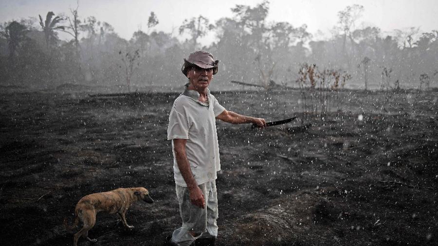 Homem em área desmatada em Porto Velho (RO), na Amazônia - CARL DE SOUZA/AFP