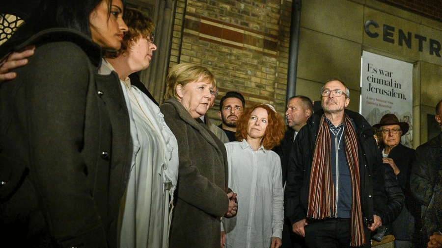 Merkel participou da vigília em homenagem às vítimas do atentado - Reprodução/Twitter